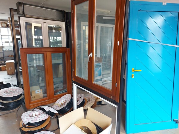 3#7700 Arredi ufficio e infissi in vendita - foto 37