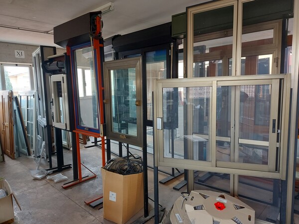 3#7700 Arredi ufficio e infissi in vendita - foto 44
