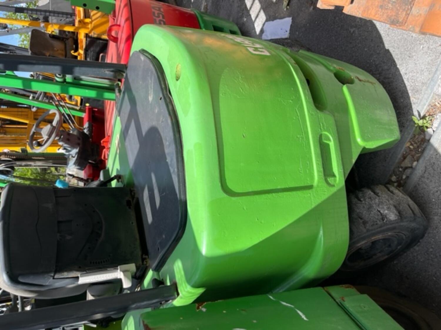 Lot Triplex Clark electric forklift