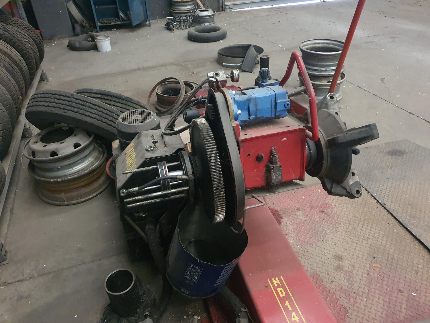 Lot tire changer