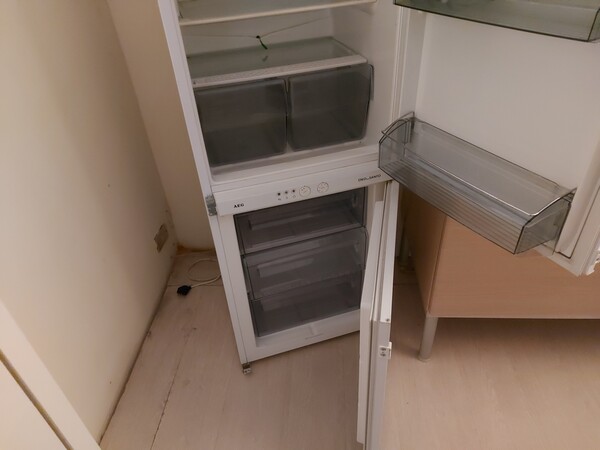 9#7776 Tavolo in legno e frigor AEG in vendita - foto 11