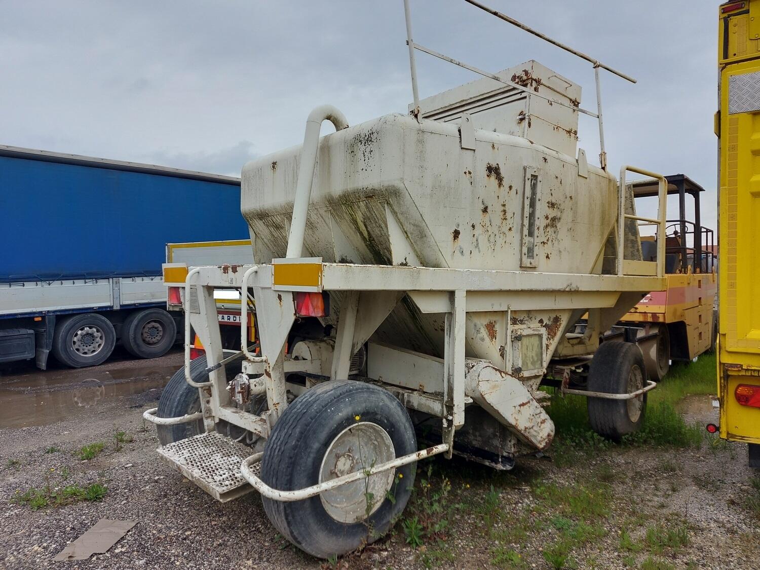 Lot Lime spreader trailer