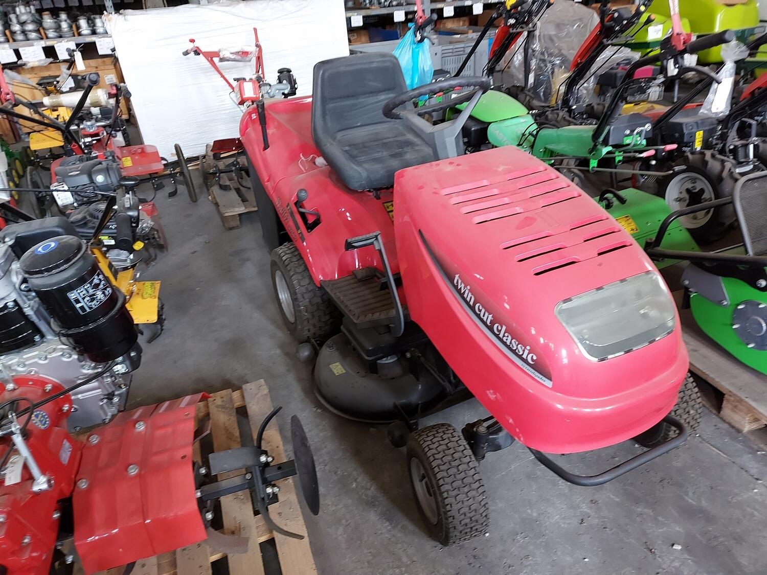 Lot Gardena lawn tractor