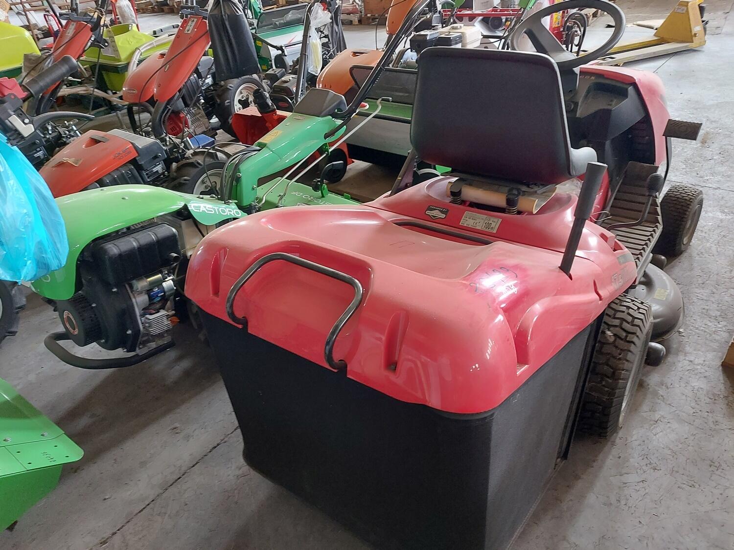 Lot Gardena lawn tractor