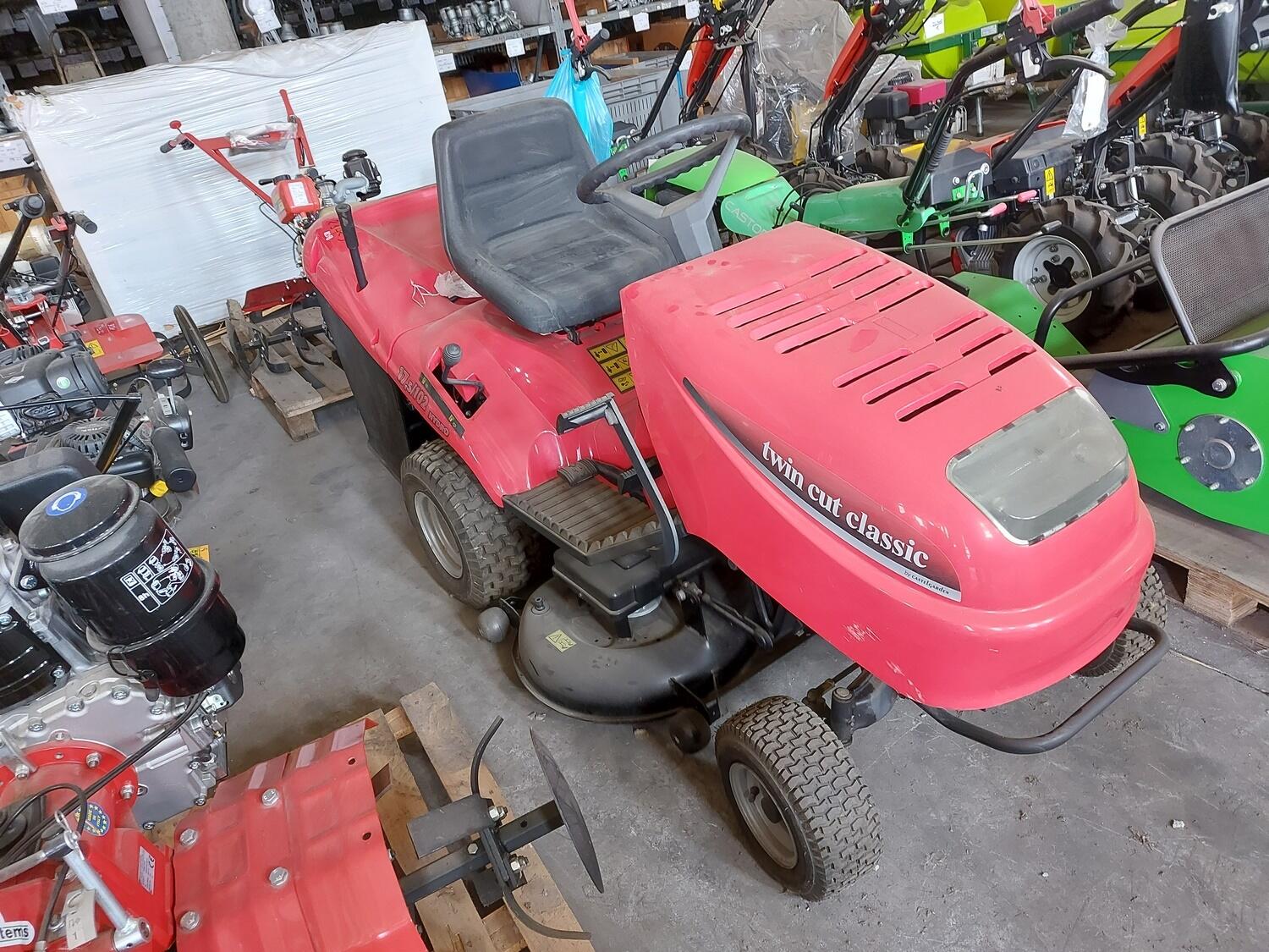 Lot Gardena lawn tractor