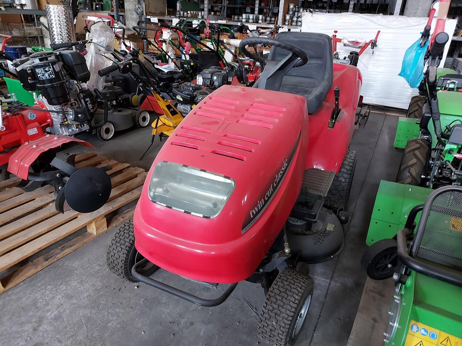 Lot Gardena lawn tractor