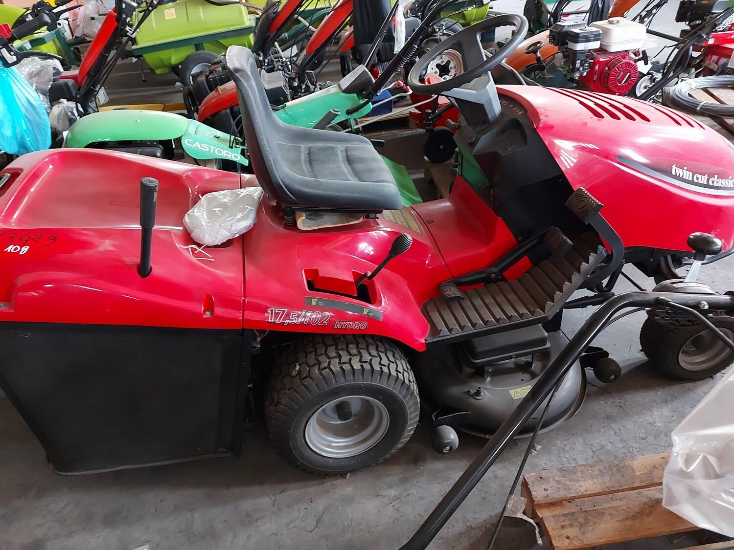 Lot Gardena lawn tractor