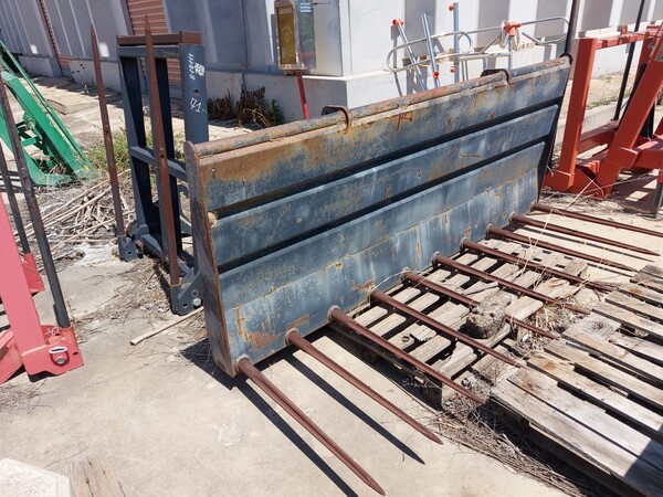 71#7834 Forca letamene Merlo e forca rotoballe Landini in vendita - foto 2