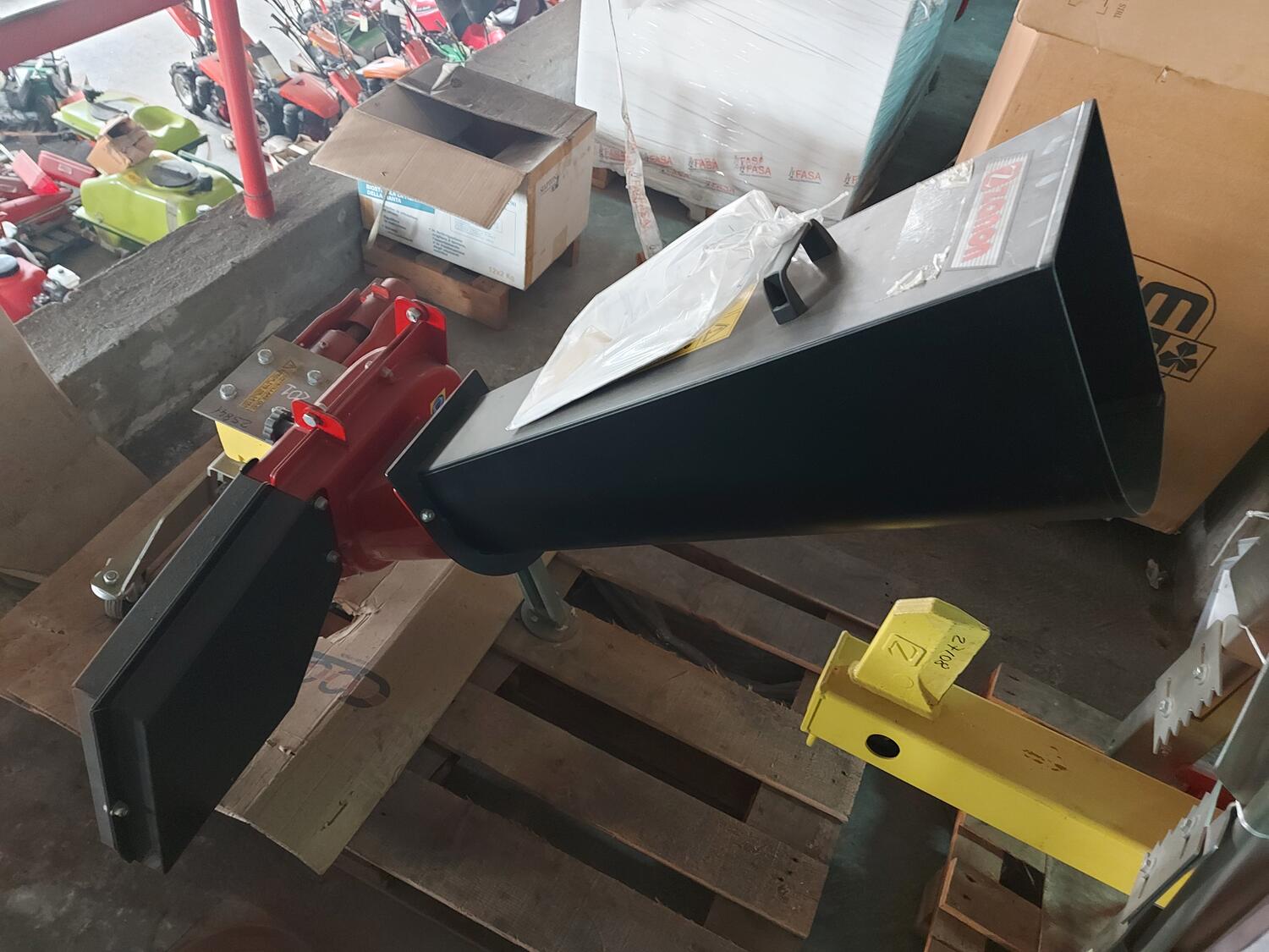 Lot Zanon wood chipper