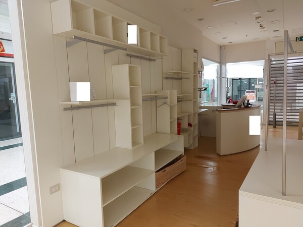 15#7897 Arredo e attrezzature negozio abbigliamento in vendita - foto 1