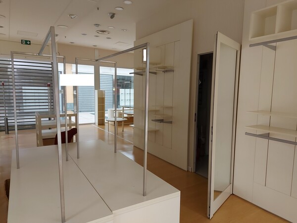 15#7897 Arredo e attrezzature negozio abbigliamento in vendita - foto 3