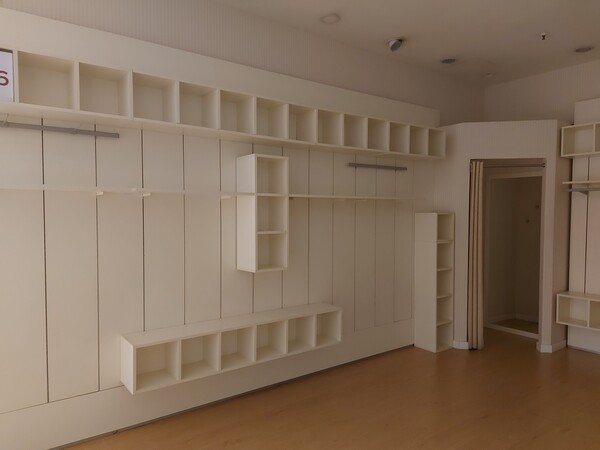 15#7897 Arredo e attrezzature negozio abbigliamento in vendita - foto 18