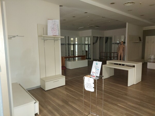17#7897 Arredo e attrezzature negozio abbigliamento in vendita - foto 1