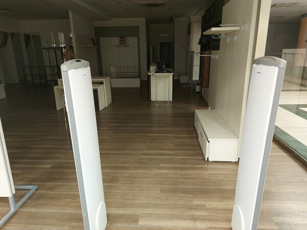 17#7897 Arredo e attrezzature negozio abbigliamento in vendita - foto 2
