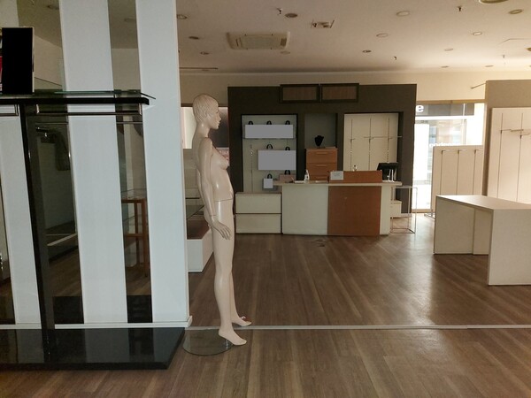 17#7897 Arredo e attrezzature negozio abbigliamento in vendita - foto 9