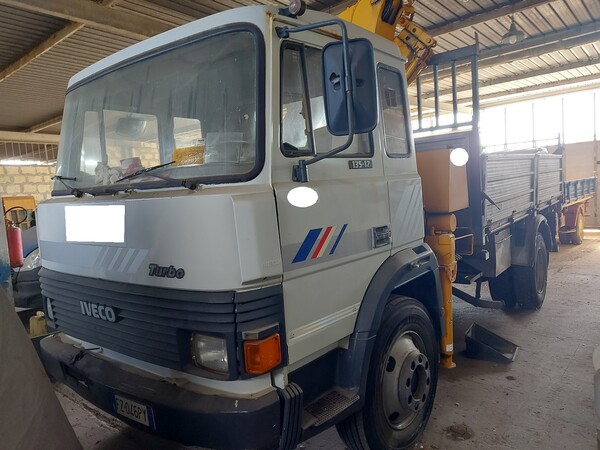 28#7901 Autocarro con gru e cassone ribaltabile Fiat Iveco 135.17 in vendita - foto 1