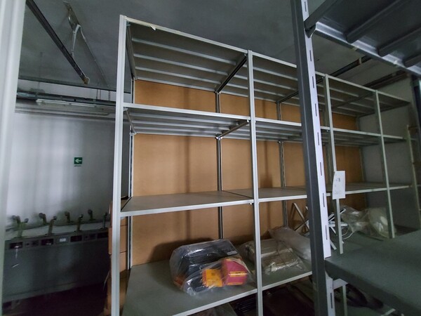 120#7915 Scaffalature leggere in metallo e macchine da cucire in vendita - foto 5