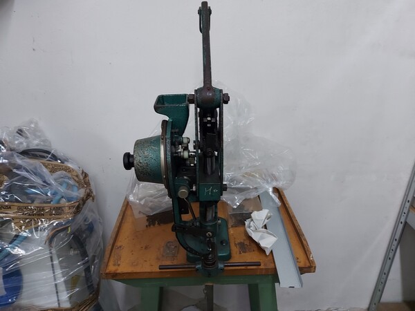 120#7915 Scaffalature leggere in metallo e macchine da cucire in vendita - foto 13
