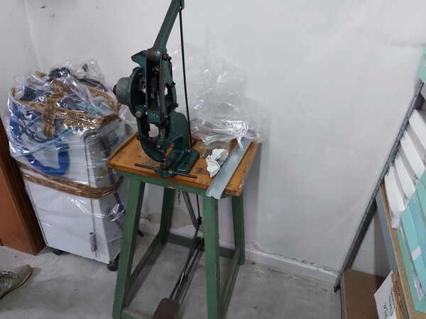 120#7915 Scaffalature leggere in metallo e macchine da cucire in vendita - foto 14