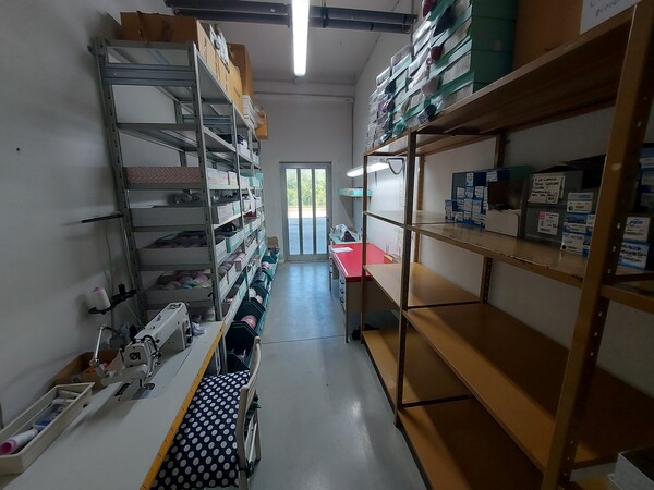 75#7915 Scaffalature e macchine da cucire in vendita - foto 1