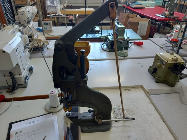 75#7915 Scaffalature e macchine da cucire in vendita - foto 3