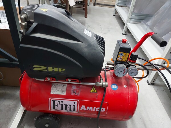 75#7915 Scaffalature e macchine da cucire in vendita - foto 17