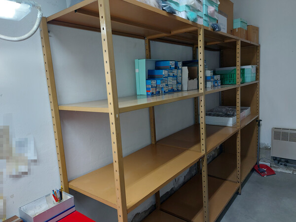 75#7915 Scaffalature e macchine da cucire in vendita - foto 32