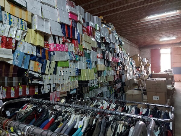 Abbigliamento in vendita