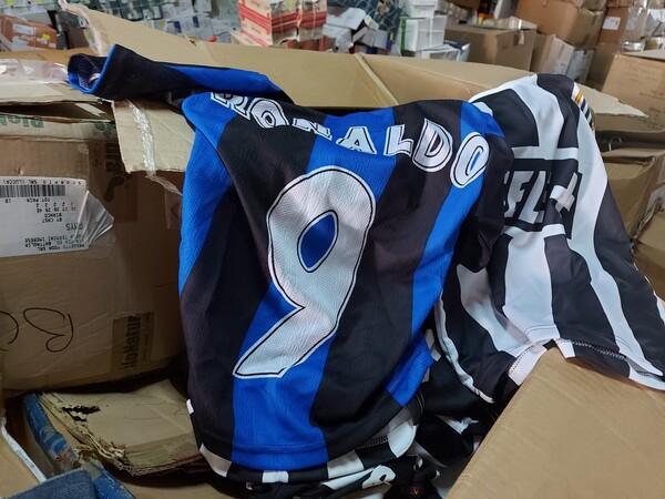 1#7928 Stock di abbigliamento e calzature uomo donna e bambino in vendita - foto 4