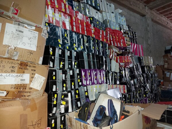 1#7928 Stock di abbigliamento e calzature uomo donna e bambino in vendita - foto 14