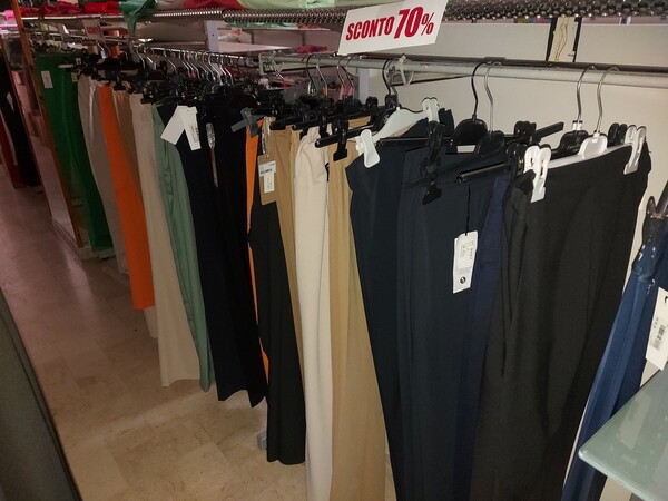 2#7928 Stock di abbigliamento e calzature uomo donna e bambino in vendita - foto 42
