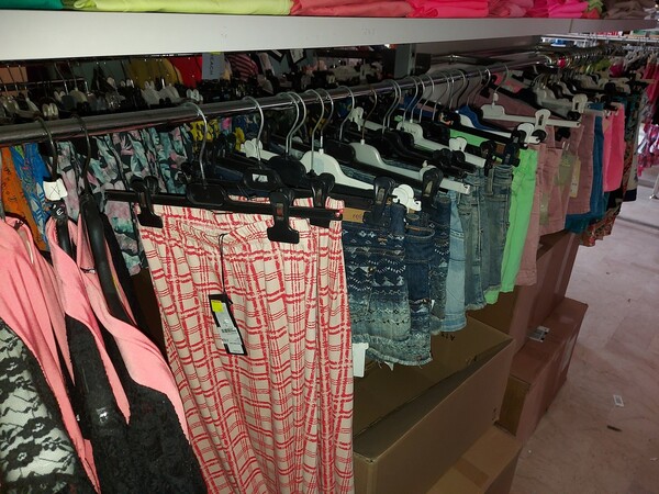 2#7928 Stock di abbigliamento e calzature uomo donna e bambino in vendita - foto 44