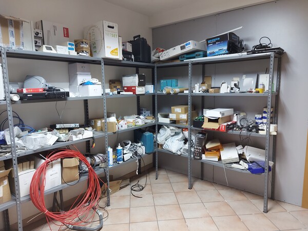 1#7967 Arredamento e attrezzatura da ufficio in vendita - foto 2