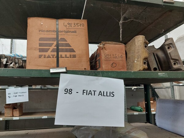 244#8002 Ricambi Fiat Allis per macchine agricole in vendita - foto 32
