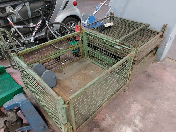 1#8036 Gabbie e scaffalature contenenti ricambi e materiale usato in vendita - foto 2