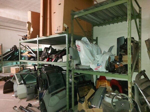 1#8036 Gabbie e scaffalature contenenti ricambi e materiale usato in vendita - foto 6
