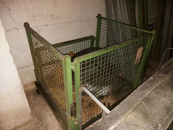 1#8036 Gabbie e scaffalature contenenti ricambi e materiale usato in vendita - foto 9