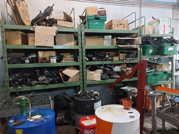 1#8036 Gabbie e scaffalature contenenti ricambi e materiale usato in vendita - foto 15
