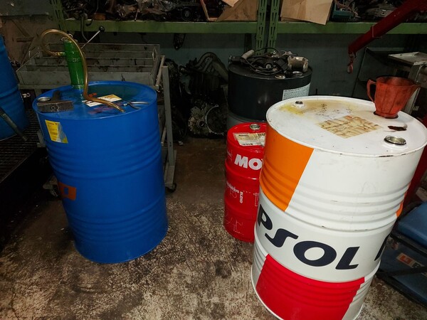7#8036 Fusti vari contenenti olio motore in vendita - foto 2