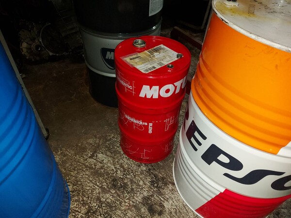 7#8036 Fusti vari contenenti olio motore in vendita - foto 3