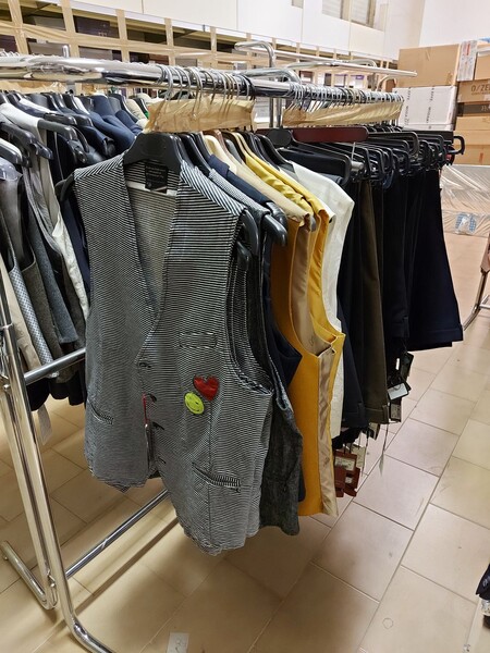 1#8071 Capi di abbigliamento e calzature in vendita - foto 8