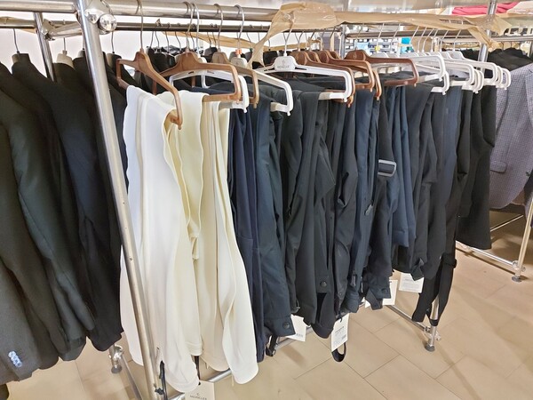 1#8071 Capi di abbigliamento e calzature in vendita - foto 11