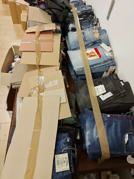 1#8071 Capi di abbigliamento e calzature in vendita - foto 39