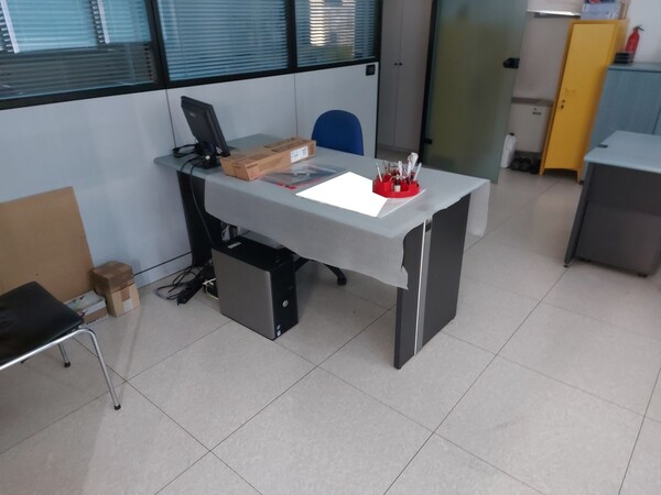 18#8076 Arredo da ufficio ed attrezzature elettroniche in vendita - foto 2