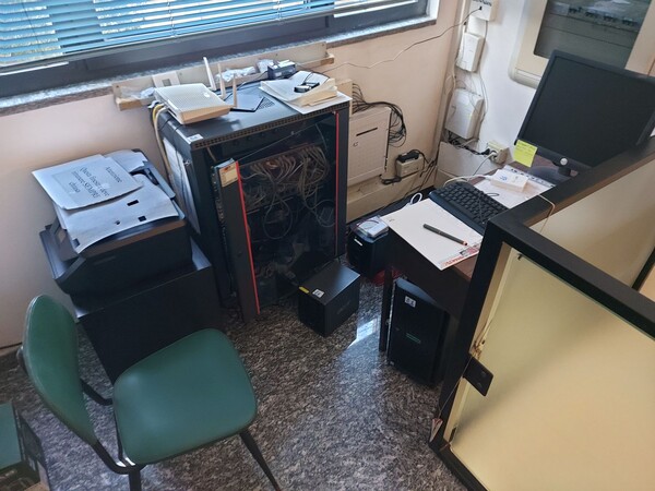 18#8076 Arredo da ufficio ed attrezzature elettroniche in vendita - foto 39