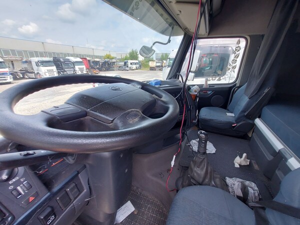 101#8091 Trattore stradale Volvo FH42T in vendita - foto 19