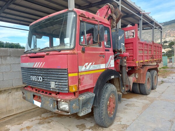7#8118 Autocarro con cassone ribaltabile trilaterale e gru Fiat Iveco 330-35 in vendita - foto 1