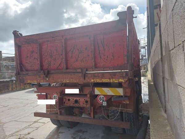 7#8118 Autocarro con cassone ribaltabile trilaterale e gru Fiat Iveco 330-35 in vendita - foto 4