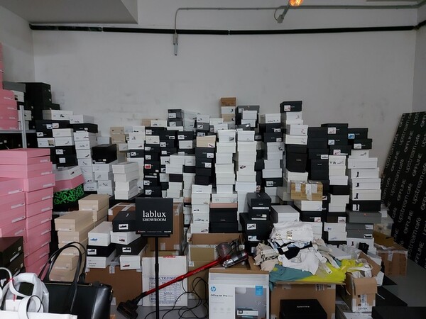 77#8119 Campionario capi d'abbigliamento e scarpe in vendita - foto 1