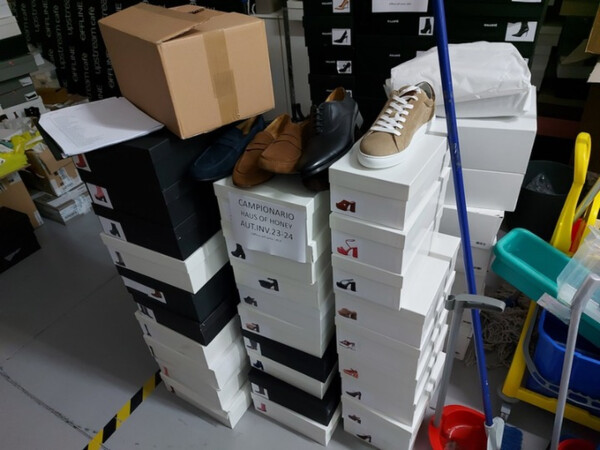 77#8119 Campionario capi d'abbigliamento e scarpe in vendita - foto 3
